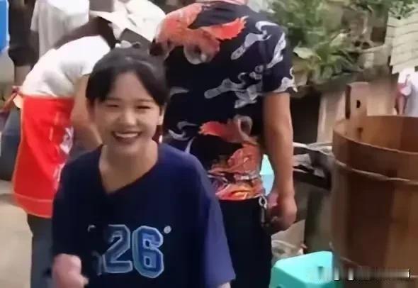 16岁初中女生辍学订婚，笑得多甜，她说：“就算我不上学，嫁得好，以后照样不差！”