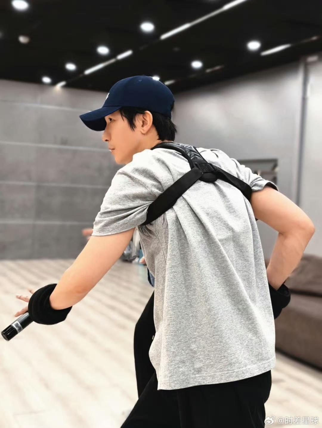 陈楚生2026荒芜之境巡演排练照来了。
这是非常新鲜的排练照，可以看出来他又在练