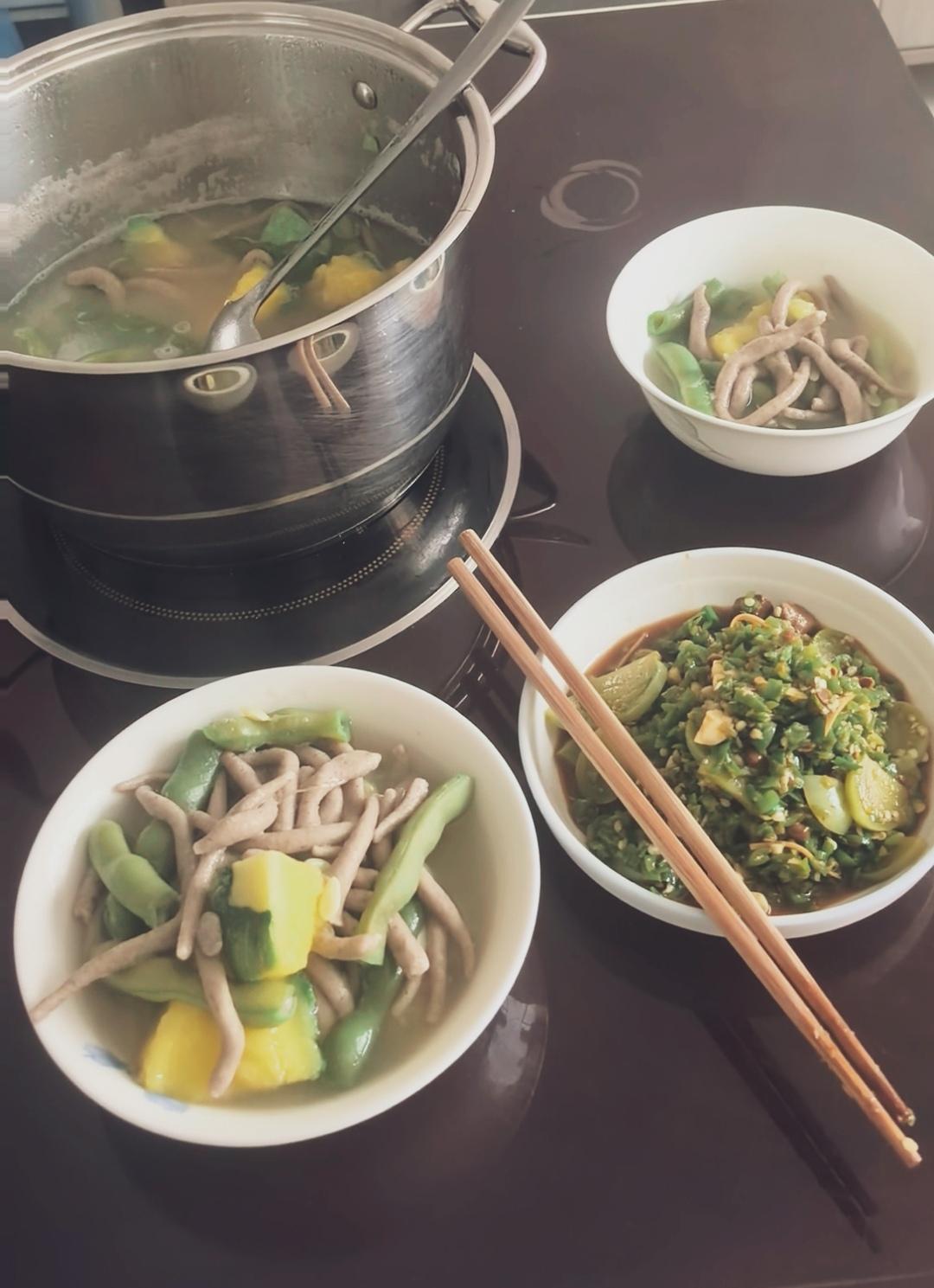 老家的味道。前两天，妻子回我的乡下老家时，带了一袋我们家地里种植的荞麦面回来。