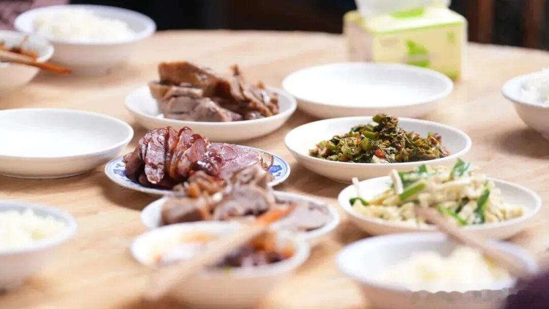 走完伏虎寺清凉溪水，奔赴藏在解脱坡尽头的雷音寺。顺着铺满树影的石阶缓步向上，林间