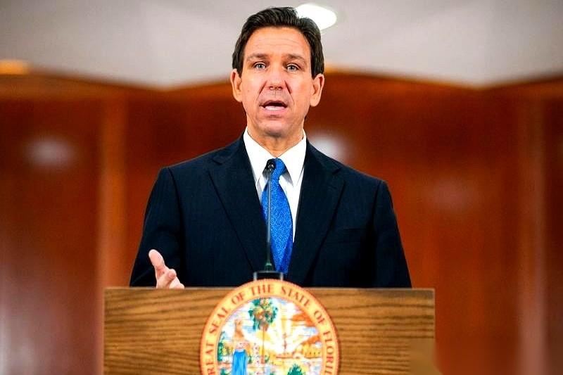 真魔幻啊。
一个西班牙来的游泳助理教练，竟然把佛罗里达州长给惹急了眼。
州长在记