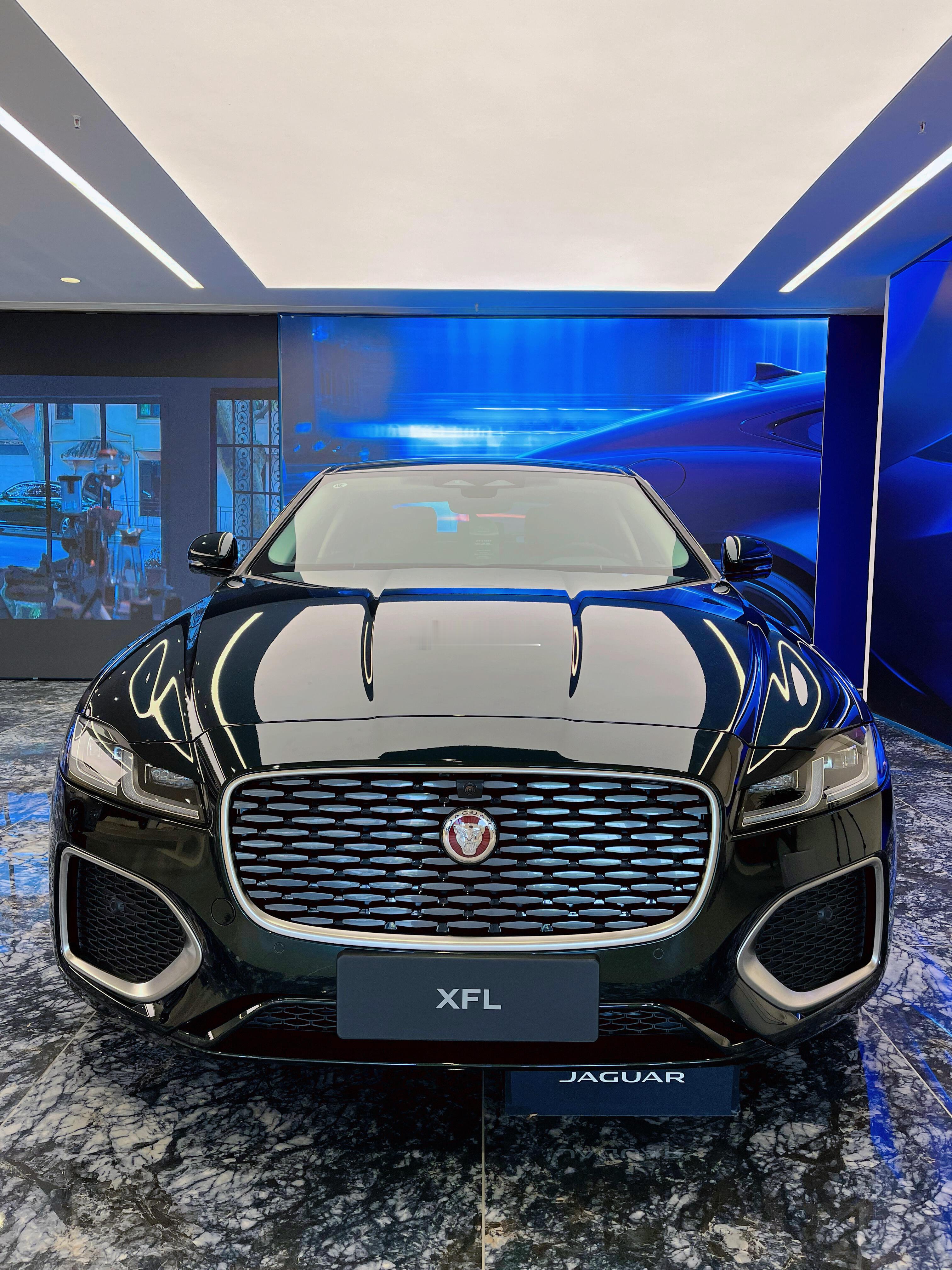 谁懂啊！英国赛车绿捷豹XFL才是英伦顶流啊推开门的瞬间，直接被这台英国赛车绿XF