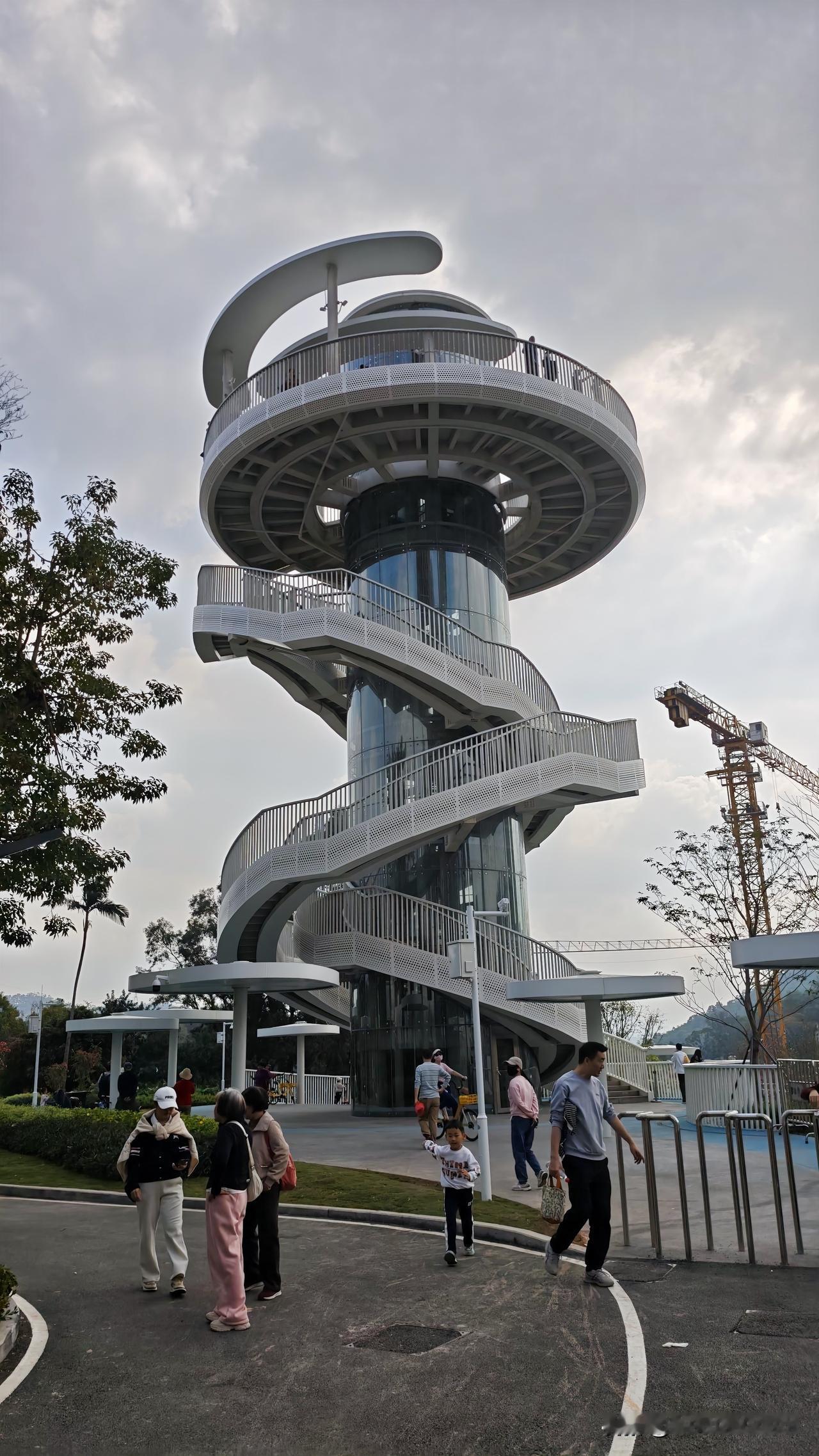 最新网红观景塔楼(东湖湖光塔)。我站在上面有点摇晃的感觉。让我本来恐高的来说感觉