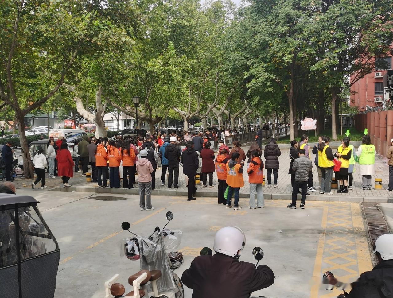 托管班的接孩子的不比家长少啊

中午孩子们放学时间
有不在学校吃饭的
家长就顺便