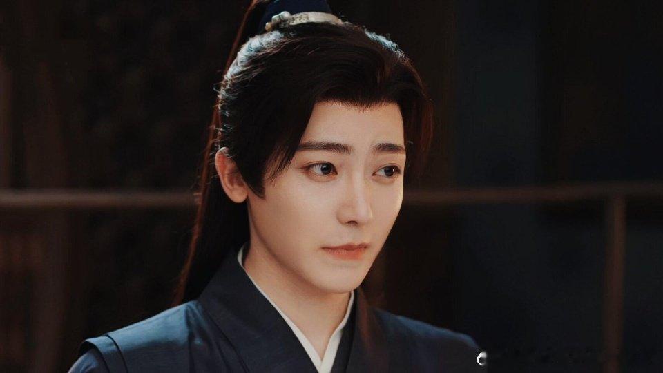 遇上这样的侯明昊表情管理全废那些不经意的微表情也太勾人了，委屈撇嘴的样子我能看一