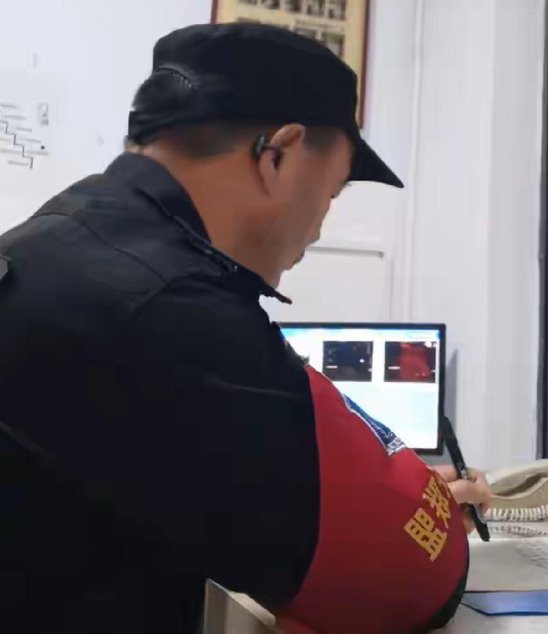 新来的保安值夜班因为戴着蓝牙耳机听歌被处罚了，保安管理规定夜班保安不能睡觉，不能