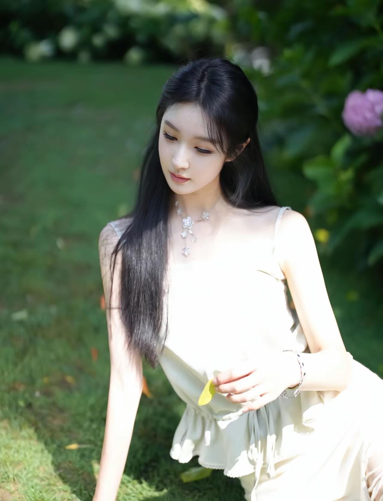 这个女孩在公园里晒太阳。