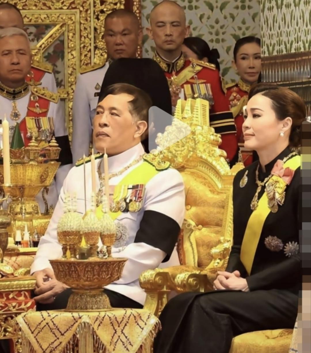 苏提达虽然贵为王后，但是对于二姑子诗琳通公主和小姑子朱拉蓬公主总是彬彬有礼。虽然