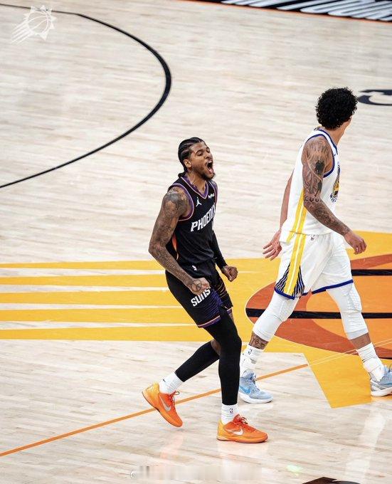 杰伦格林今年附加赛和季后赛的6场数据26.3分5.3个篮板3.3次助攻3.3次失