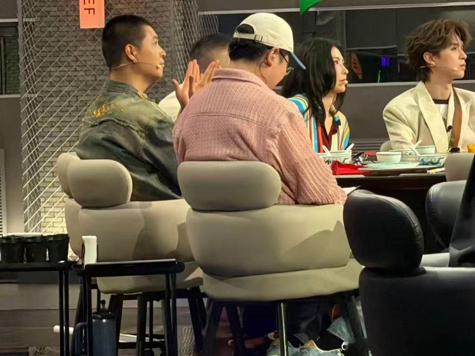 张柏芝怎么也上厨综了张柏芝谢霆锋的孩子好有口福 张柏芝出现在美食综艺，吃得很投入