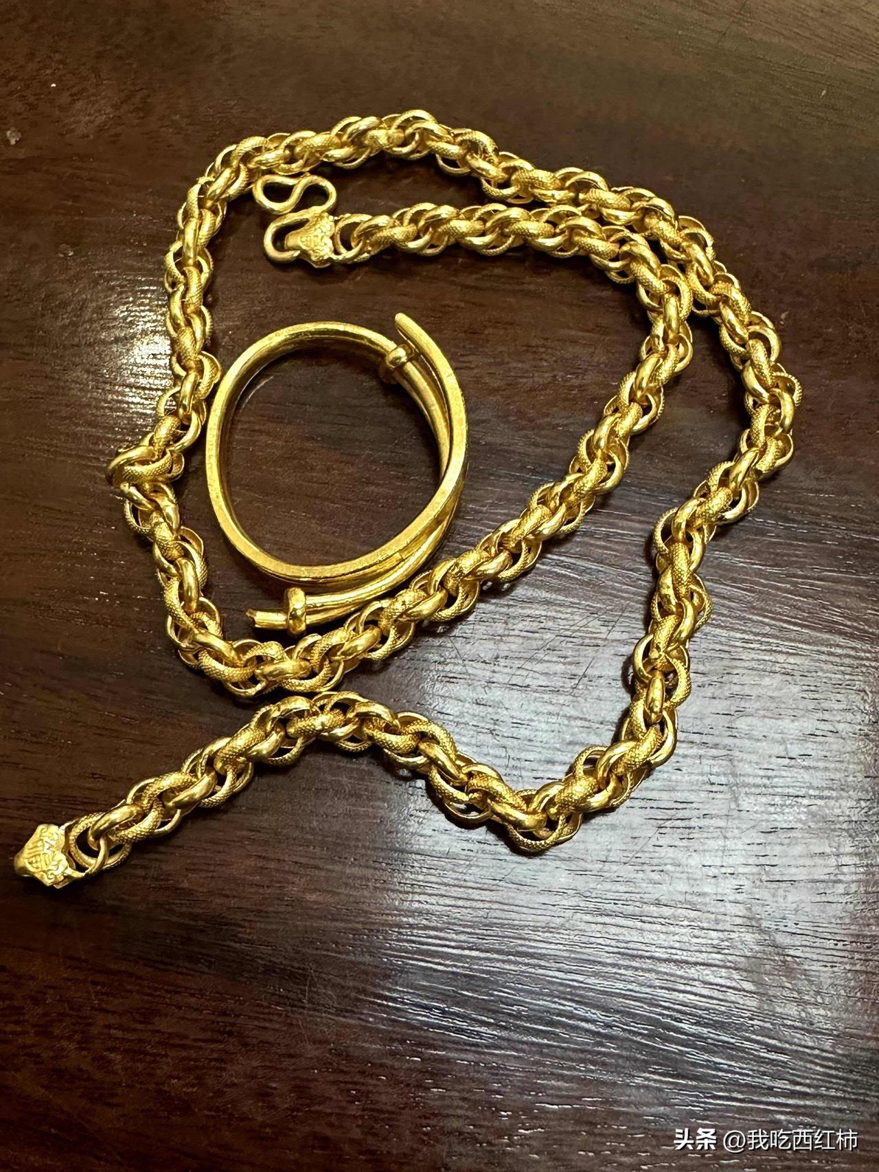 把黄金卖了，不是穷，是为了往前走
纠结了很久，
还是把一直戴着的黄金卖了。
不是