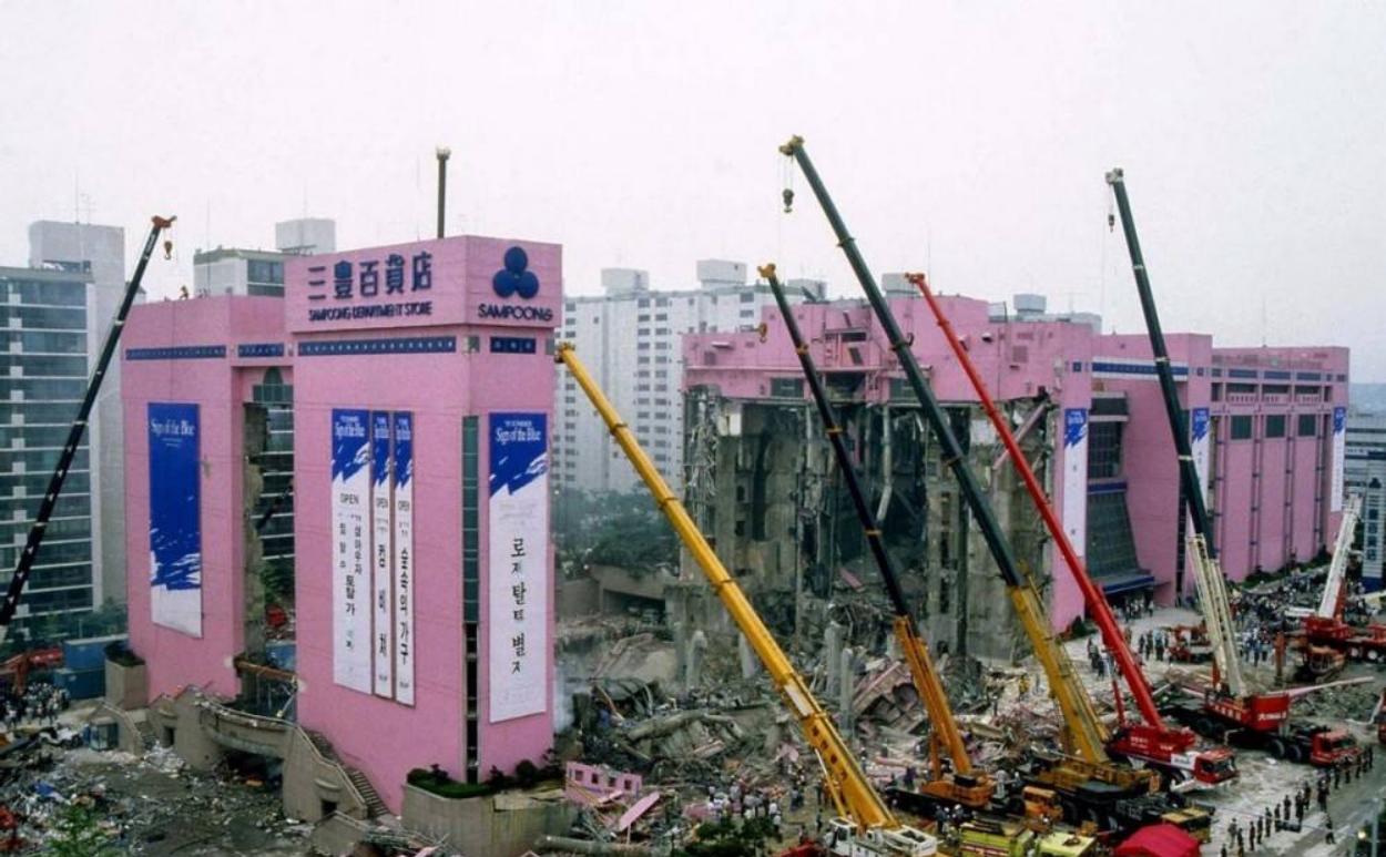 1995年，韩国三丰百货建好仅五年，却在二十秒内，轰然坍塌，直接导致上千人被活埋