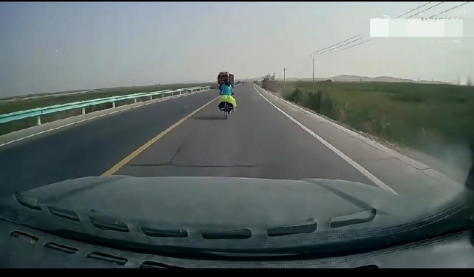 一女子碰瓷故意摔倒自行车，还爬上车头狂扇自己耳光，不知道有行车记录仪吗？车碰瓷 