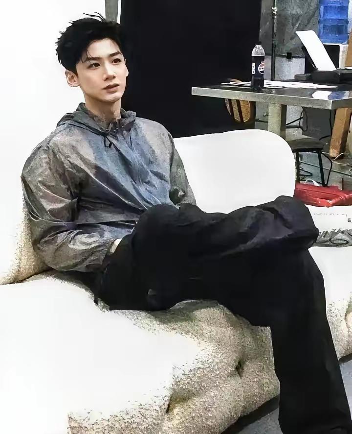 一直觉得白敬亭长得不帅，也没什么演技。

可刚刚刷到白敬亭他的状态太顶了，帅得不