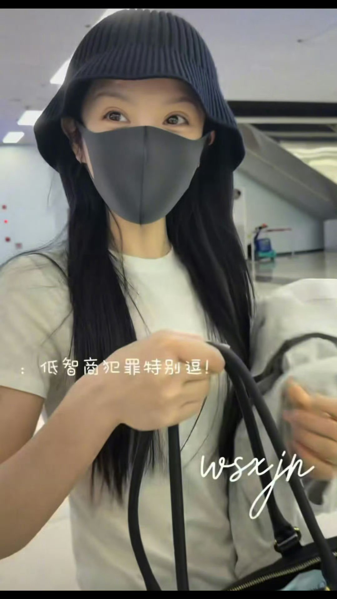 首尔偶遇田曦薇  以素颜休闲装扮低调出行，一身简约的休闲私服，尽显清爽随性。手腕