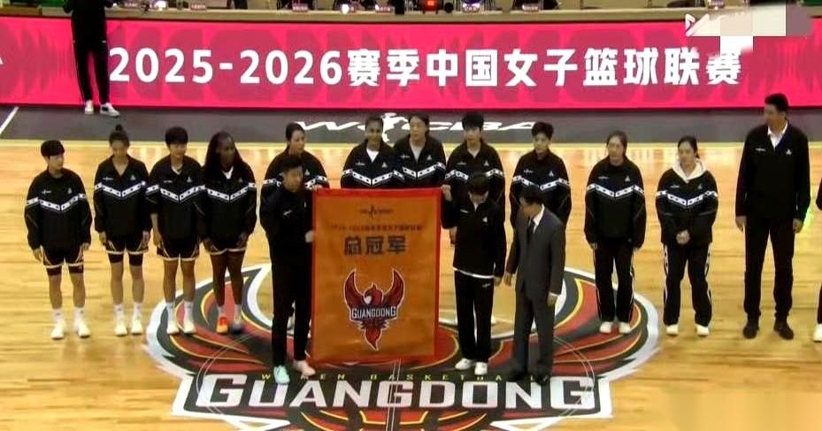 我跟你讲，今晚这球，看得我下巴都快掉了。
卫冕冠军，俩外援坐镇，主场，打个全华班