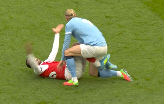 04月20日讯 英超第33轮，曼城vs阿森纳。比赛第38分钟，哈兰德和加布里埃尔