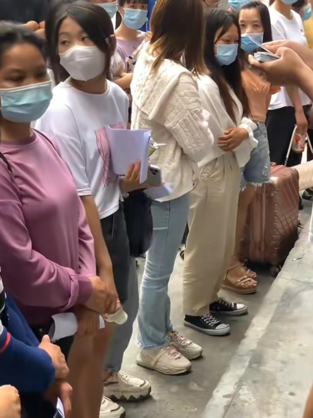 两学生在零食店打工，离职索要5天工资被拒，门店老板：按全职员工招聘，工资通常下月