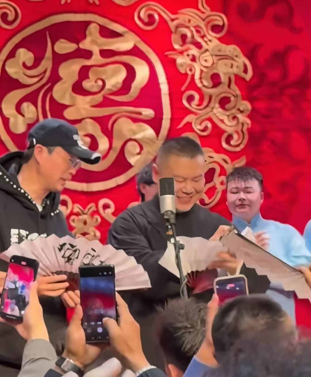 【著名演员王迅为岳云鹏捧场，孔云龙眼神引人注目，对此你怎么看？】
近日，著名演员