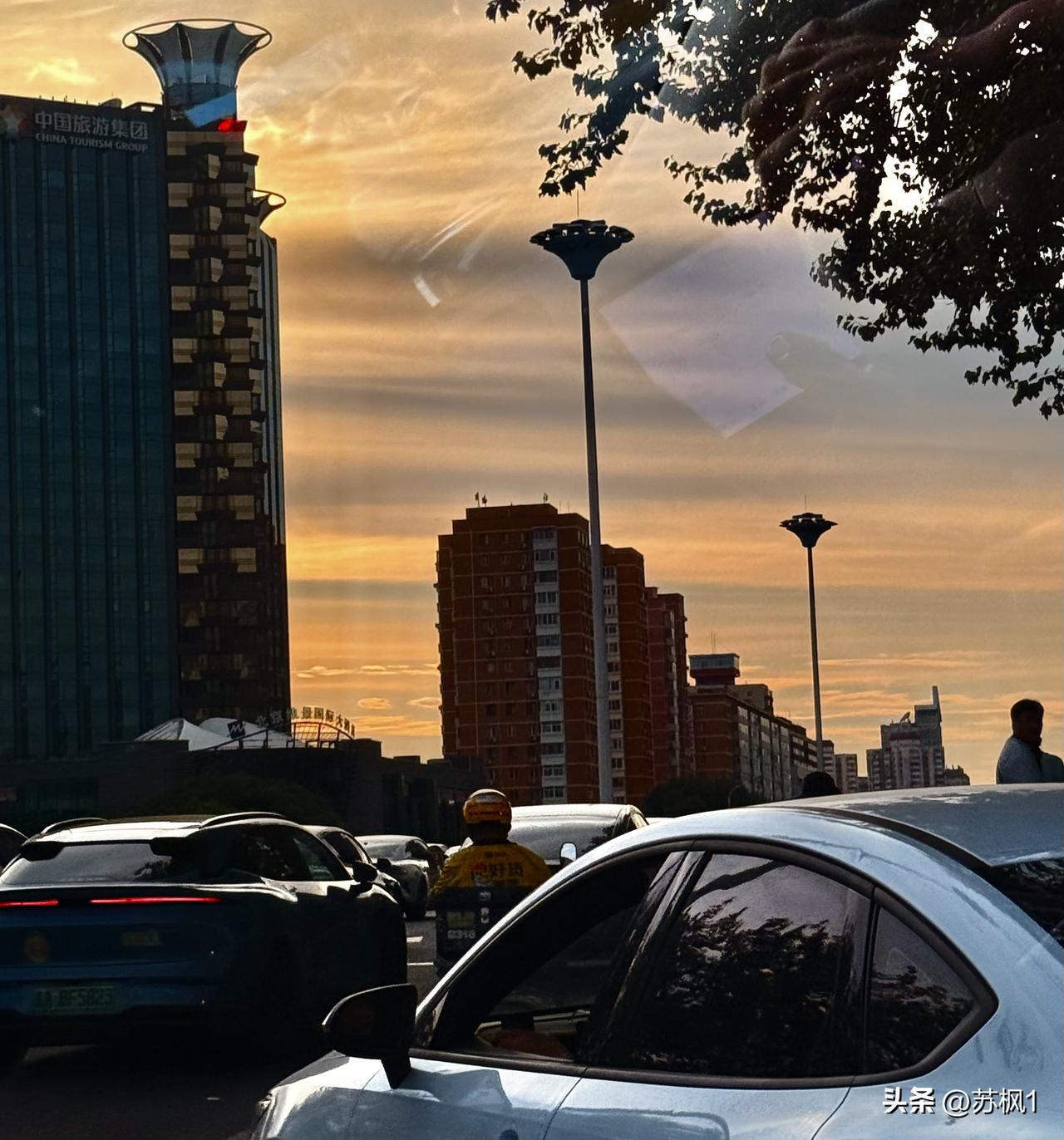 北京早上最糟糕混乱的交通是哪儿三元桥。这是北京最拥堵的地方，不管是不是上班高峰期