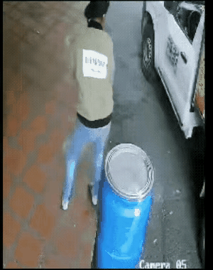 走路玩手机真的能闹出意想不到的笑话！

一位女生站着玩累了，

看见路边有个塑料