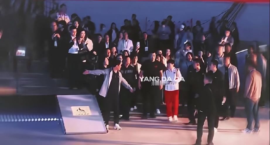 让女性成为话事人，这一点莎莎做到了。
孙颖莎参加活动，接待方，一群人围着莎莎，镜
