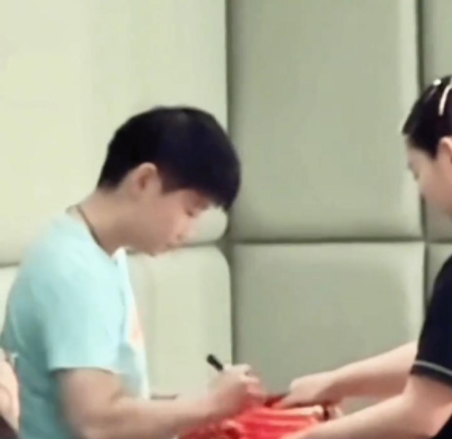莎莎对佳佳真是没脾气，
这不也是乖乖地签名。
让签衣服就签衣服，
让签球拍就签球
