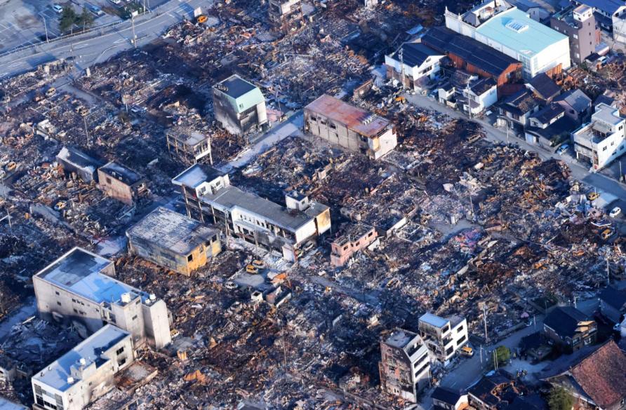 日本熊本县发生7.1级强震，地震引发工厂烟囱倒塌与商场坍塌，造成至少34人死亡，
