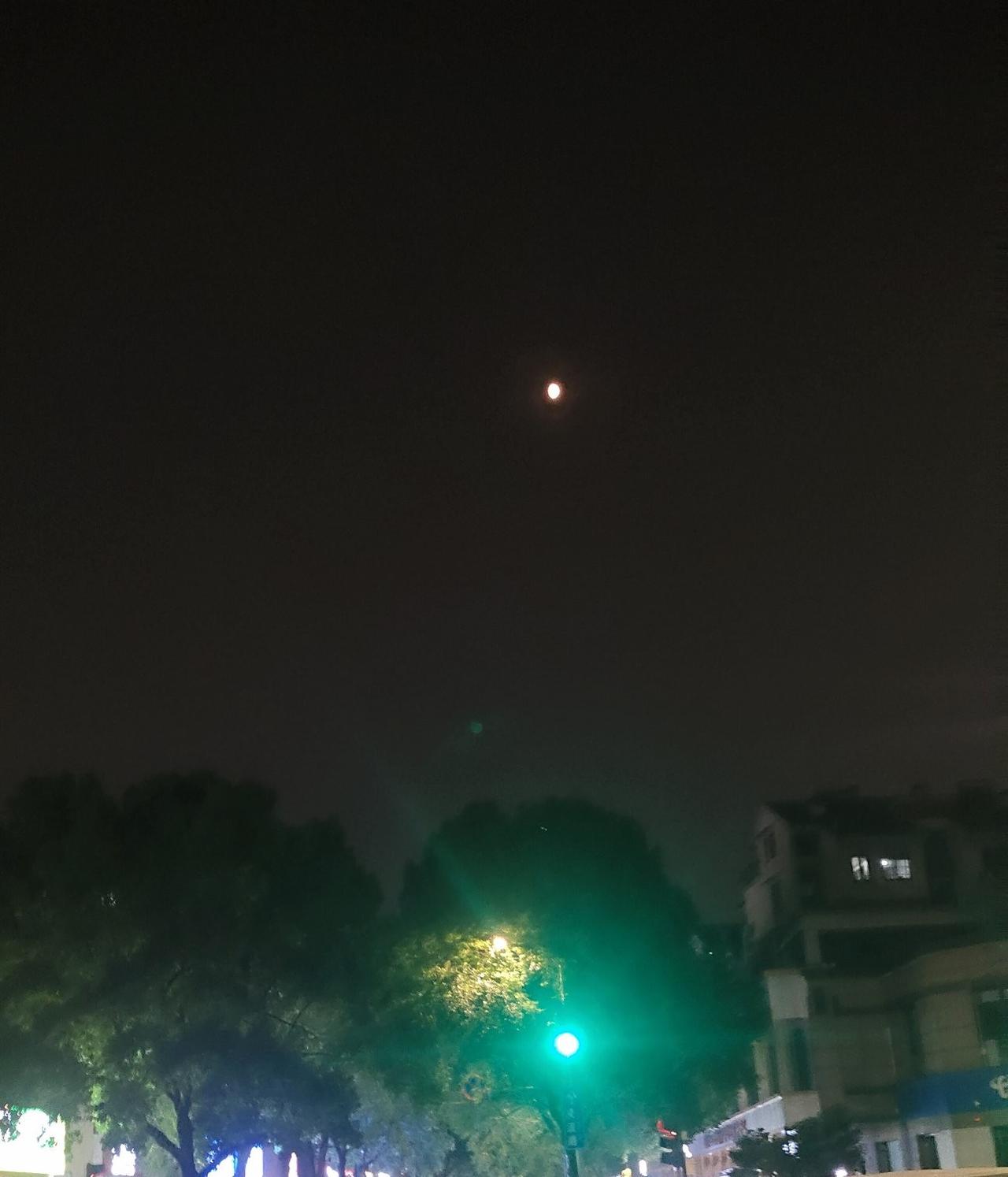 分享一张你最近随拍的照片绿灯指方向，月亮照谁心晒图笔记大赛 记录我的2026 街