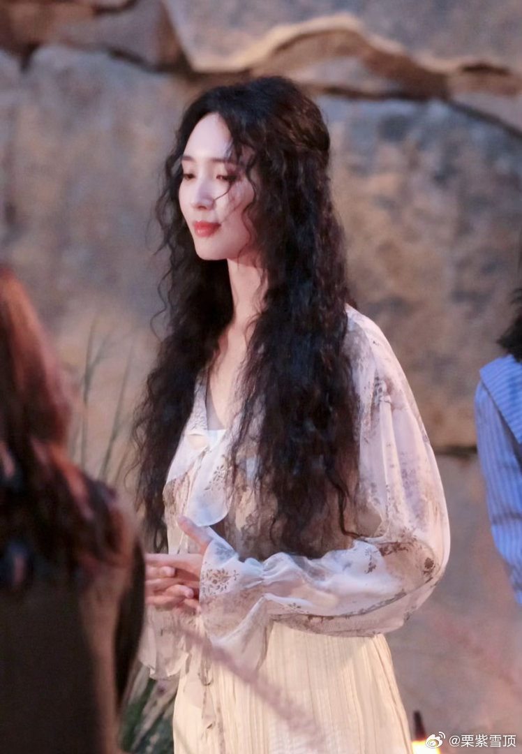 王紫璇和小神婆时期无差别王紫璇好明媚的脸 王紫璇生图依旧太能打啦羊毛卷洋气又灵动