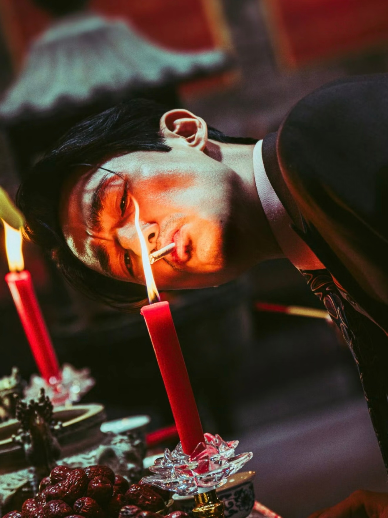 万梓强赌的是"我不会输"，她赌的是"见好就收"。全片所有人都在赌桌上输得精光，只