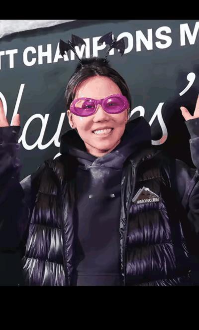 哈哈哈，被同同在蒙彼利埃晚宴上的动作、神态和装扮惹笑了![捂脸][大笑]
同同一