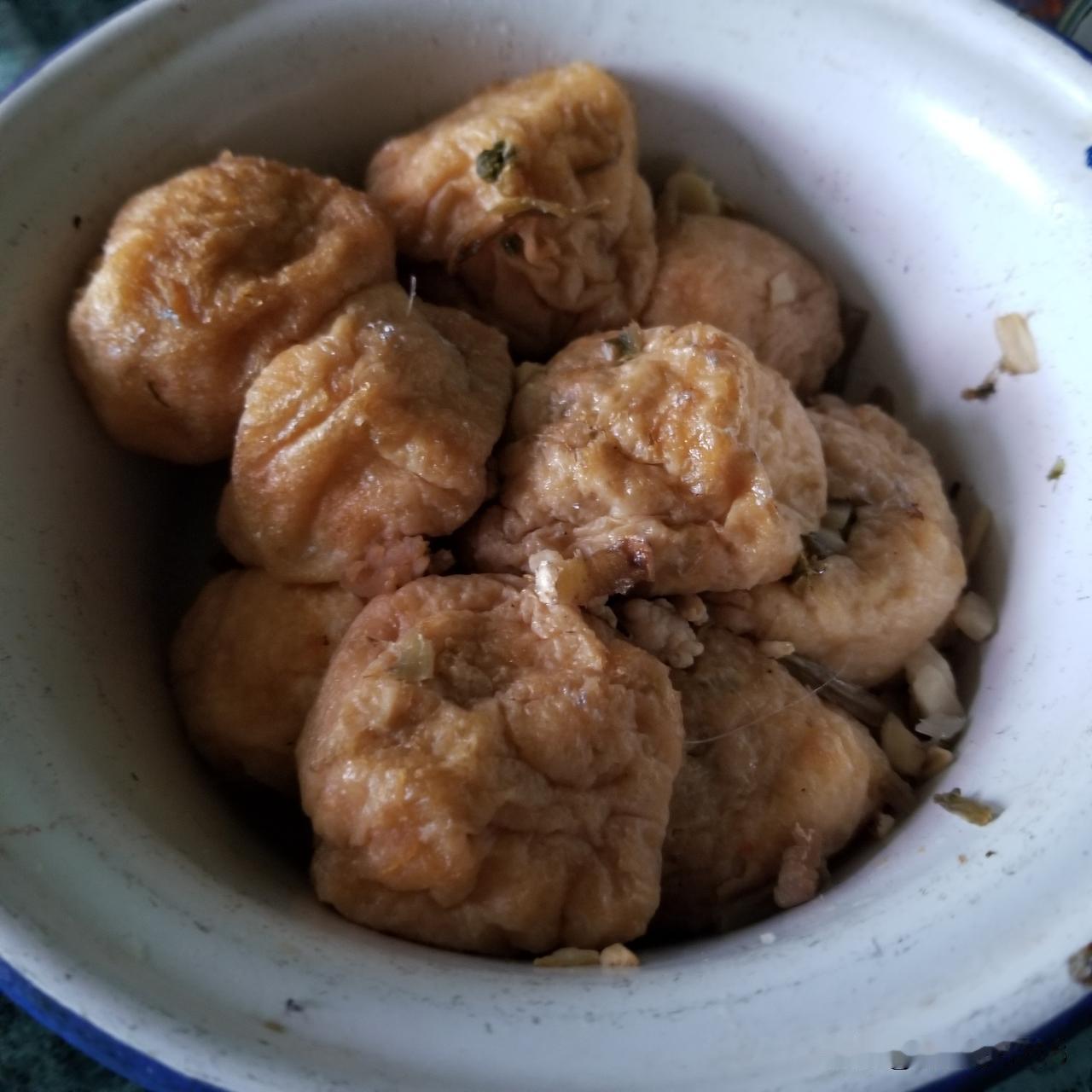 今天一个人的菜，油豆腐包、煎带鱼、茭白肉丝、蒸香干。简单快乐的生活！