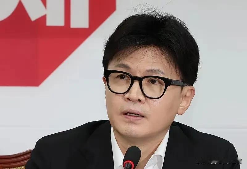 尹锡悦还在苦苦支撑，执政党党首韩东勋和最高委员却集体辞职了。大本营都土崩瓦解了，