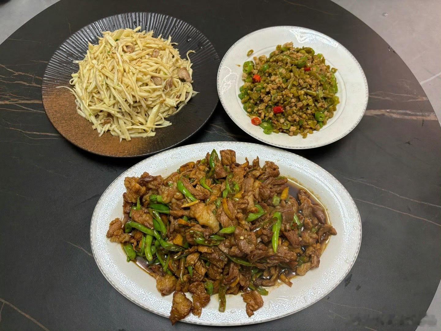 中午炒了三个菜一个汤，下午要见证幸福。青椒黑猪肉、酸豇豆豆沫、茭白丝炒肉、鸡汤。