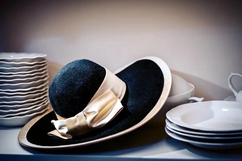 冬季戴帽子好处可太多了。首先保暖效果一流，头部是身体散热的重要部位，冬天寒风一吹