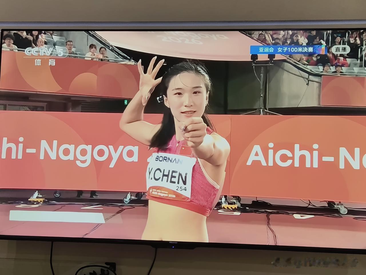 亚运会女子百米决赛，小孩姐陈妤颉创造三个之最！个子最矮，年龄最小，跑得最快！
从