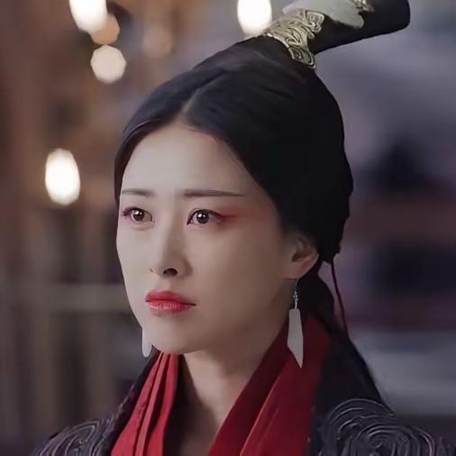 公元前235年，嬴政在母亲赵姬寝宫大口吃肉，赵姬男宠嫪毐在旁贴心伺候。这时，一个