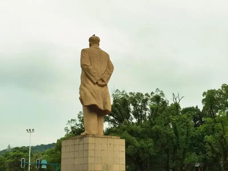 什么是社会主义？毛主席讲得明明白白
 
毛主席曾清晰阐释社会主义的核心内涵：首先