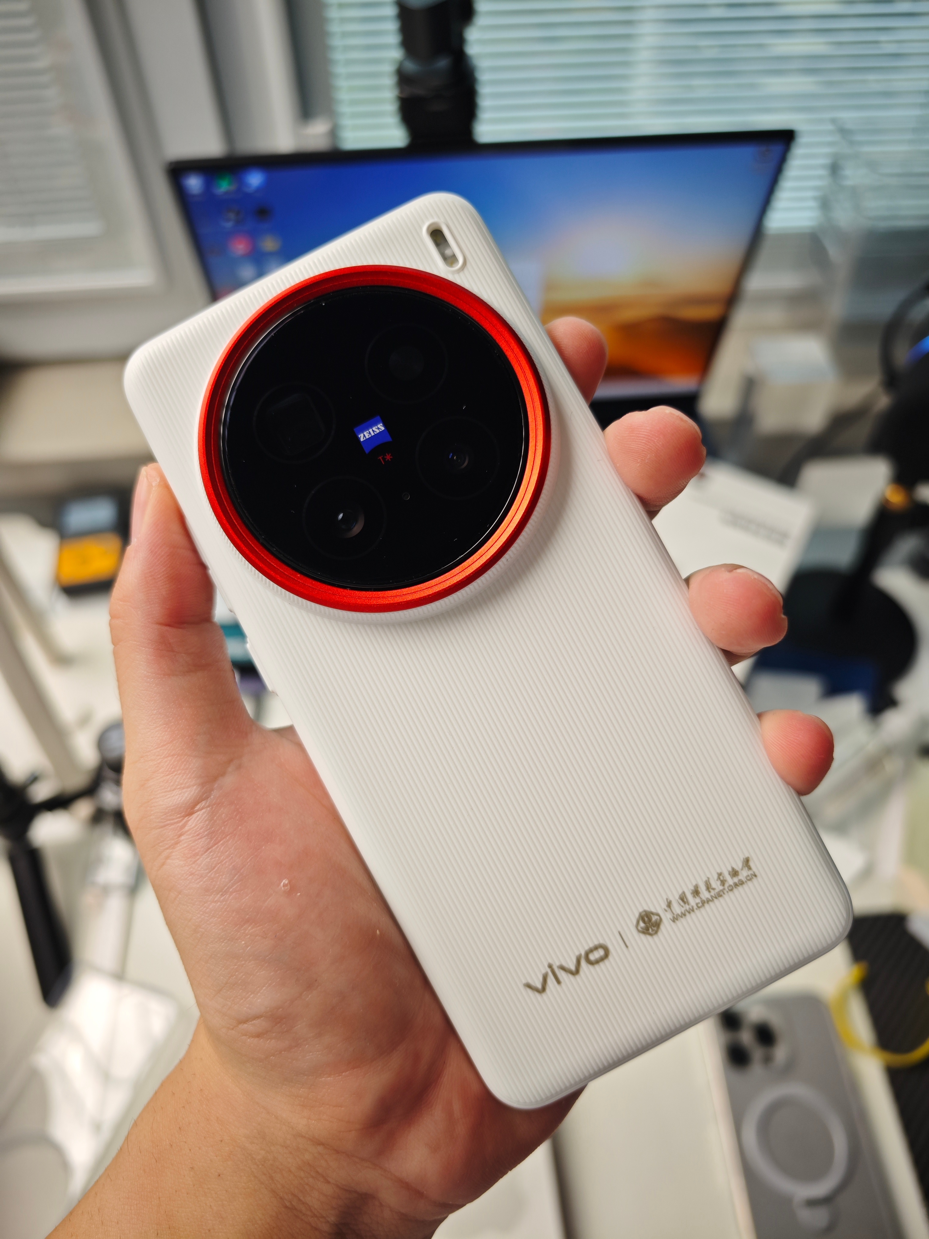 蓝色宇宙vivo X200 Pro承接了目测一年之内的超大杯影像扛把子地位  无