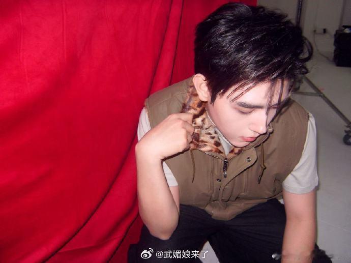 陈飞宇工作花絮掉落大帅哥真是360度无死角 