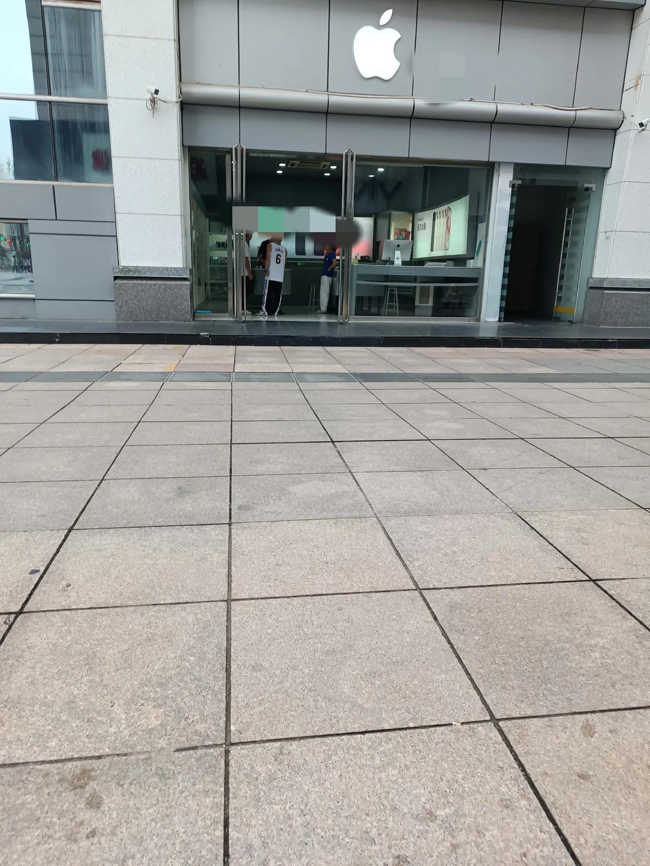 周六下午一点多，市中心的一家苹果体验店，没啥人，就几个学生模样的人在里面。没过多