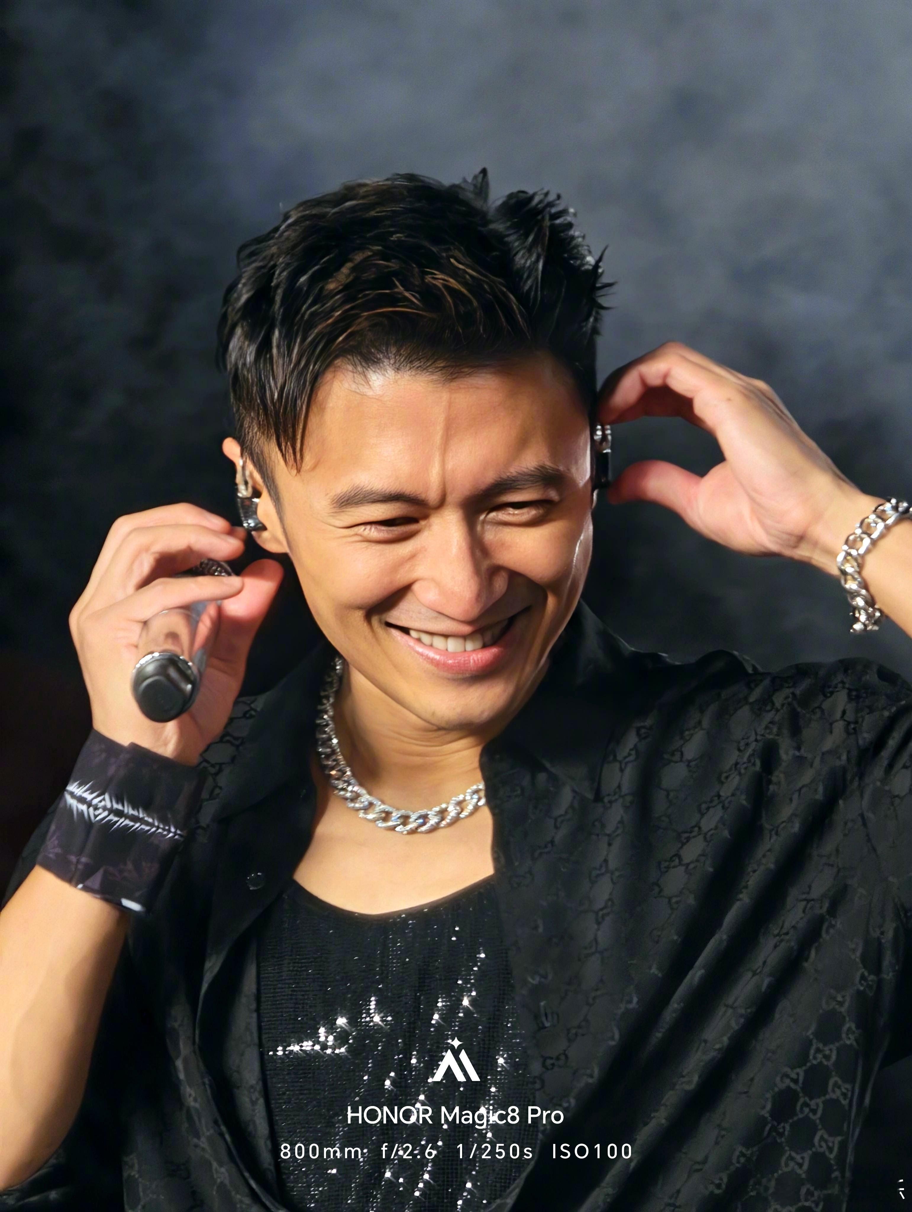 来波谢霆锋演唱会的现场照，Magic8 Pro直出，效果真不错，800mm也能把