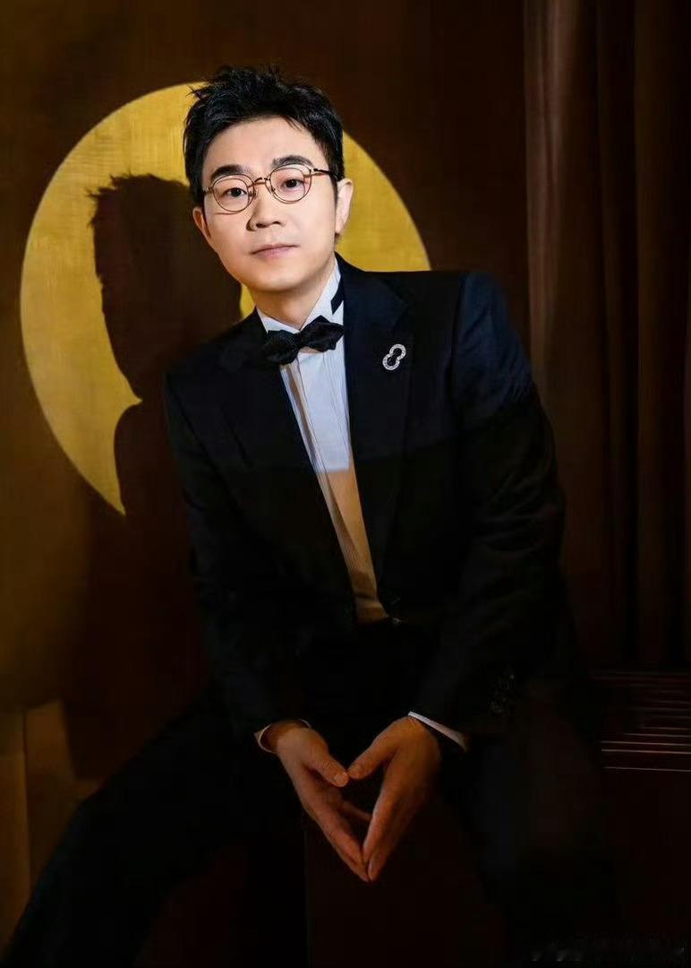 大鹏11年从新人导演成长为最佳导演大鹏获最受传媒关注导演编剧从当年无人看好的网剧