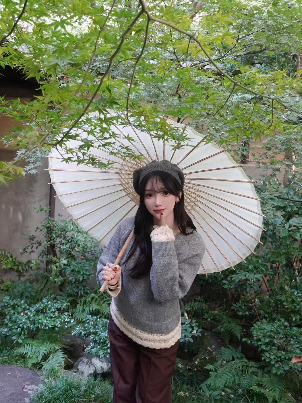 秋日庭院里的松弛感穿搭，是温柔本身没错啦🍂
 
灰调毛衣软乎乎裹住凉意，下摆的