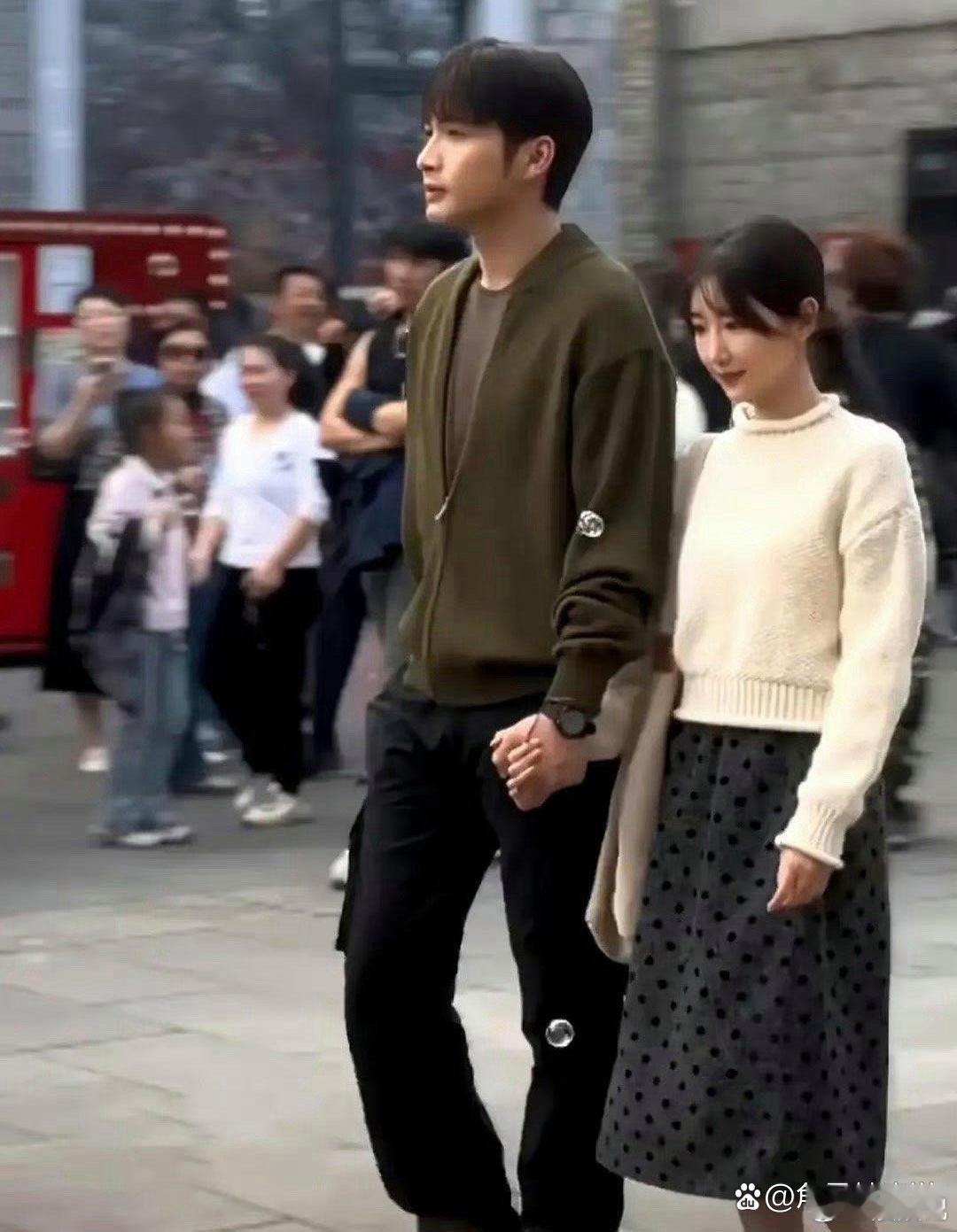 毛晓彤和张彬彬手牵手现身，身高差距明显。毛晓彤略显羞涩，而张彬彬似乎心不在焉 