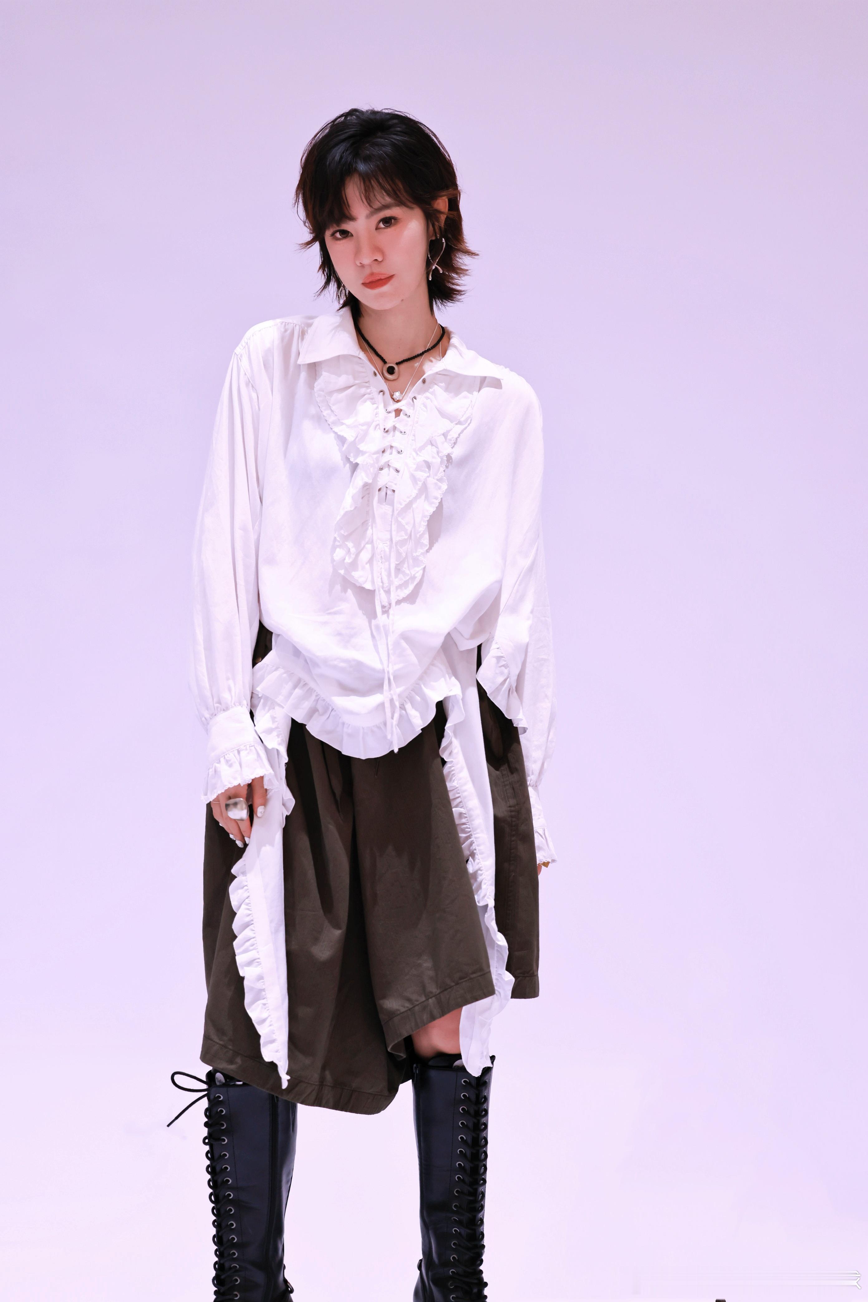 郁可唯是不是躲被窝背梗了郁可唯直播笑料合集来了！从“穿戴甲只戴左手”到“小狗自己