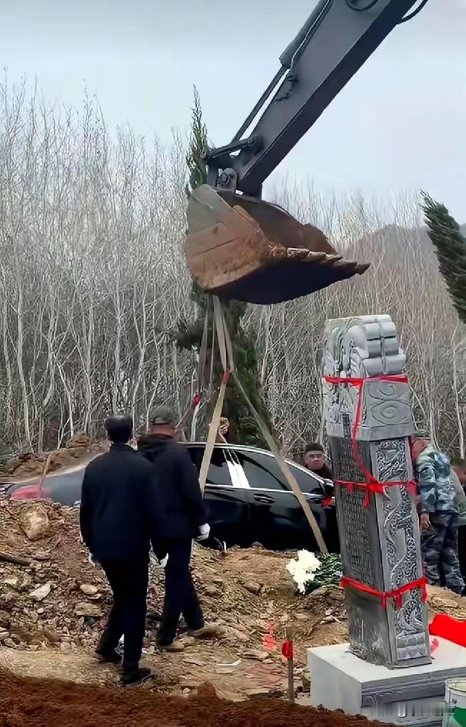 “这是家事？”
近日，有网友在网上发了个视频，引发了巨大的关注。视频中，一辆挖机