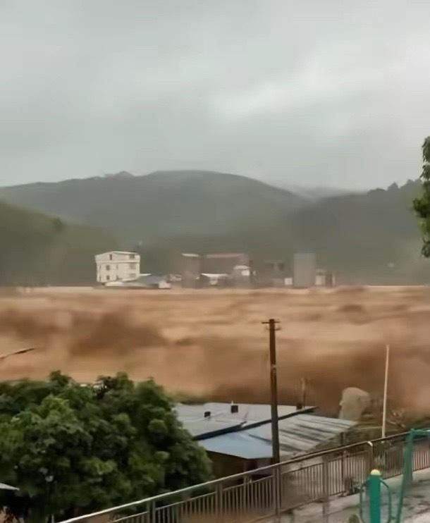 全体广西人记住
外地救援队跨越千里赶来驰援我们
顶着暴雨泥泞拼命救人，不能让他们