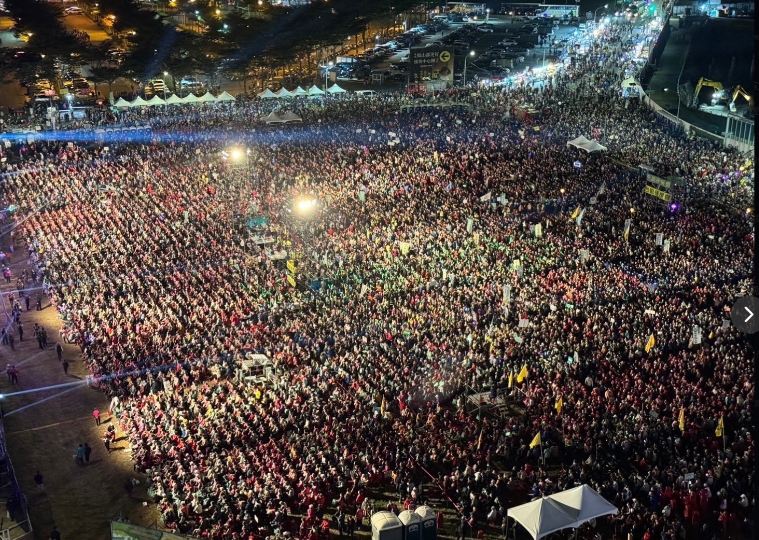 这是昨天晚上民进党在高雄的造势活动，满坑满谷全是绿脑怪。有一些人认为蓝营会赢，怎